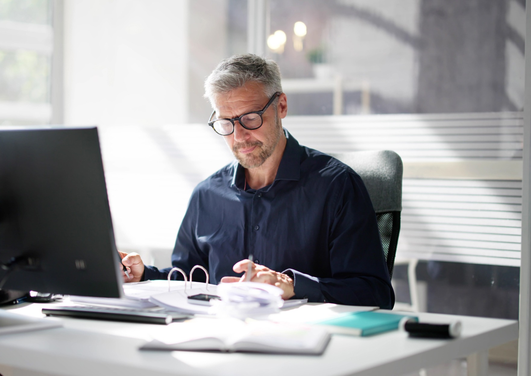 Homme en contexte professionnel au bureau