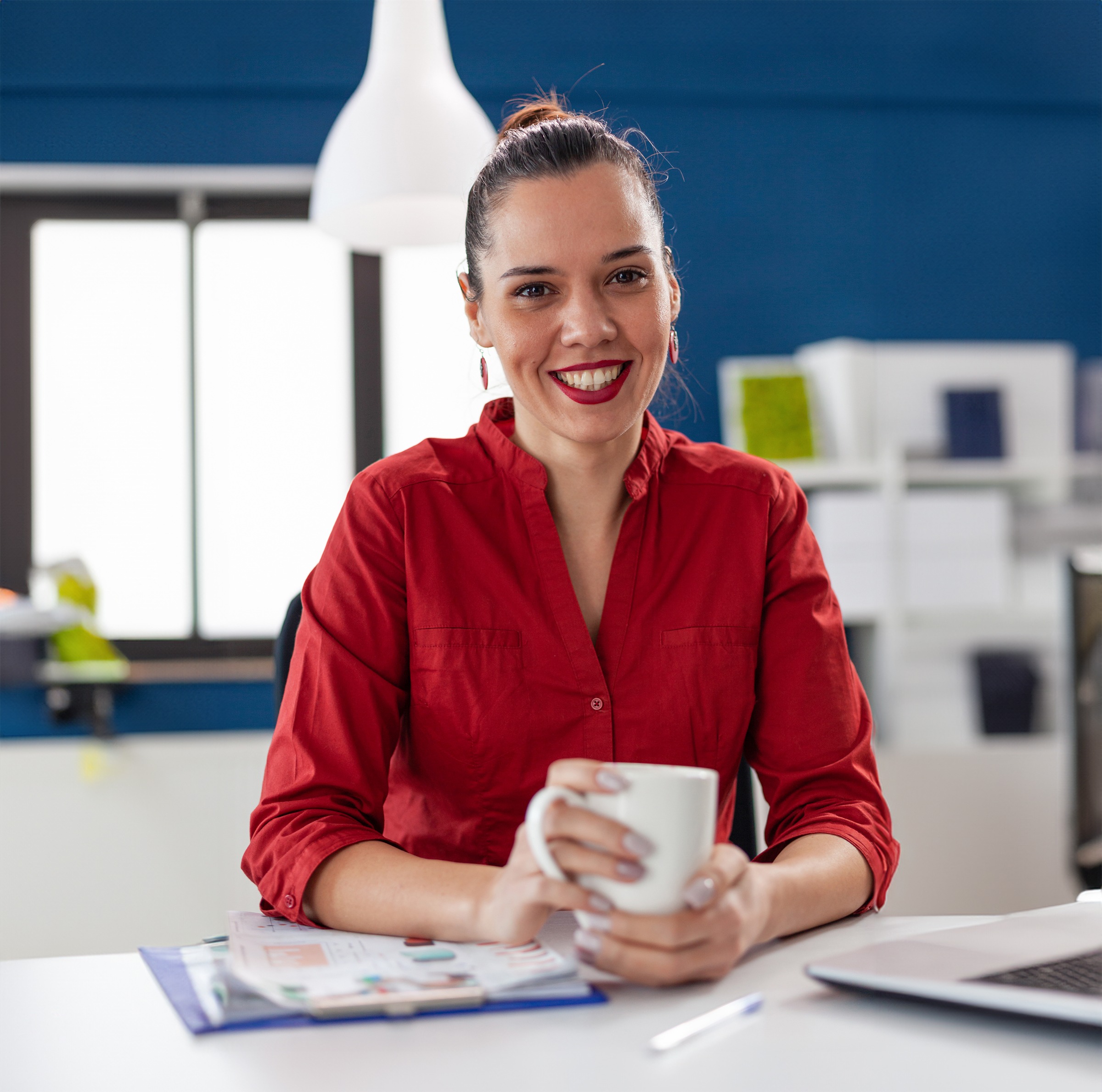 Jeune femme au travail